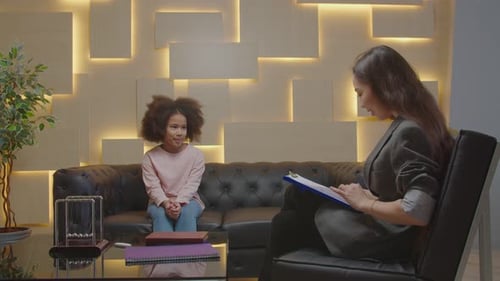 Schöne asiatische Kinderpsychologin, die die psychische Gesundheit von Cute Girl analysiert