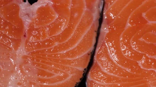 Frische Textur aus rotem Lachs. Nahaufnahme, Nahaufnahme Makro-Fischsteak mit Zitrone und Gewürzen