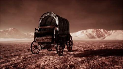 Vagón retro cubierto de lona en el desierto al atardecer