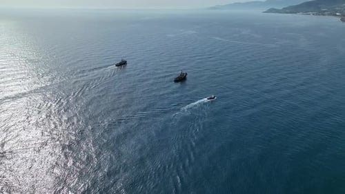 Schlepper helfen dem Gastanker, zur See zu fahren Luftaufnahme 4 K Türkei Alanya