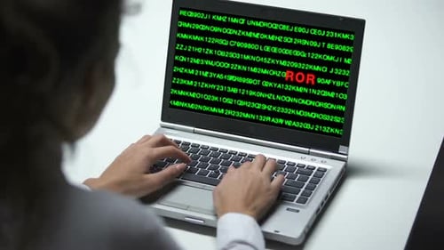 Erro do sistema no laptop, mulher trabalhando no escritório, cibercrime, hackers