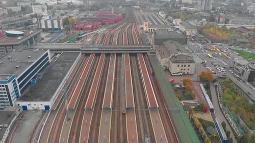 Zug kommt am Bahnhof an