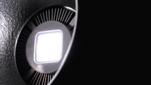 Gros plan de la lumière LED de studio blanche professionnelle