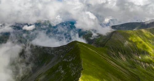 Hyperlapse aus der Luft in Bergen mit Wolken, die die Kameraansicht bedecken