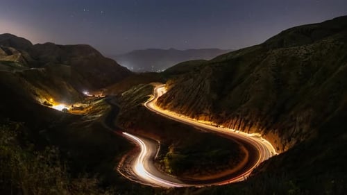 Zeitraffer einer Straße, die sich durch die Berge schlängelt