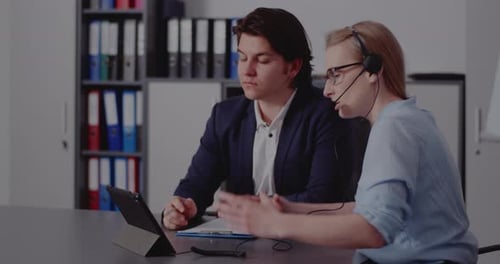 Kollegen nehmen an einer Webkonferenz im Büro teil