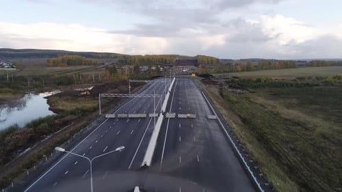Autobahn. Der asphaltierte Abschnitt und der im Bau befindliche Straßenabschnitt 17
