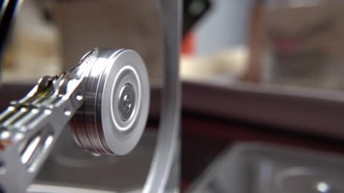 Gros plan sur le disque dur d'un ordinateur d'exploitation lisant et écrivant des données