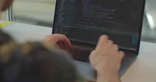 Close Up Hands: Engenheiros desenvolvendo um aplicativo de software usando um laptop digital digitando o código na tela