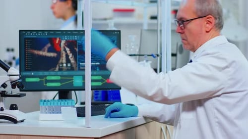 Senior Man Chemiker untersucht Arzneimittelforschung mit Reagenzglas