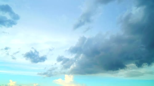 Zeitraffer einer weißen Wolke, die sich um den Himmelshintergrund bewegt
