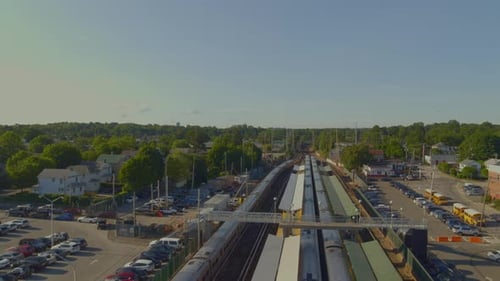 Vorderer Luftbild des Zuges, der den Bahnhof in Port Washington auf Long Island verlässt