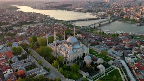 Imagen aérea del Zumbido de la mezquita de Suleymaniye al atardecer, Estambul, TURQUÍA
