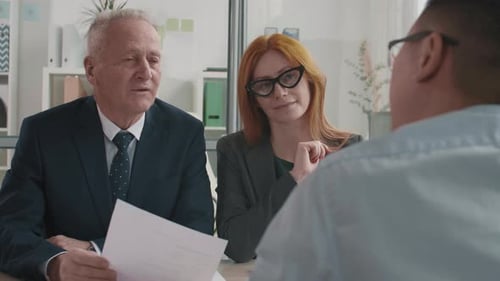Geschäftsleute interviewen nicht wiederzuerkennenden Kandidaten