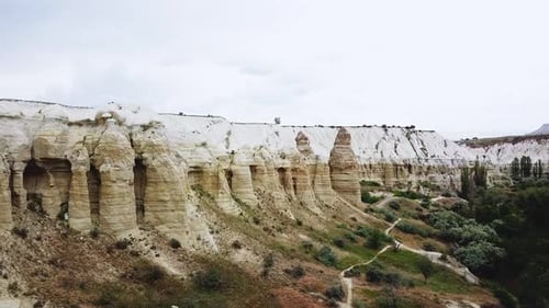 Von Felsen umgebenes Tal