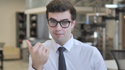 Gesto convidativo do empresário