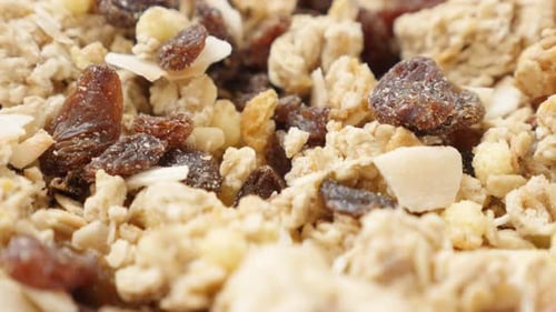 Muesli crujiente en el tazón, comida balanceada de alta calidad, 4K 2160p, 30 fps, UHD, imágenes inclinables - Cereales y