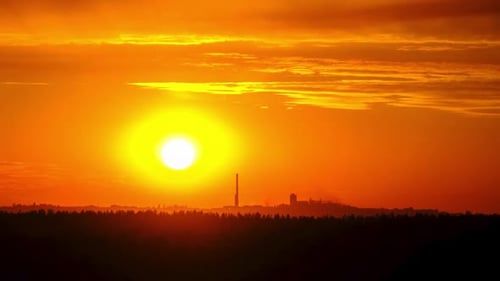Orange Sonnenuntergang am Himmel Zeitraffer Erstaunliche Farben der untergehenden Sonne am Abend