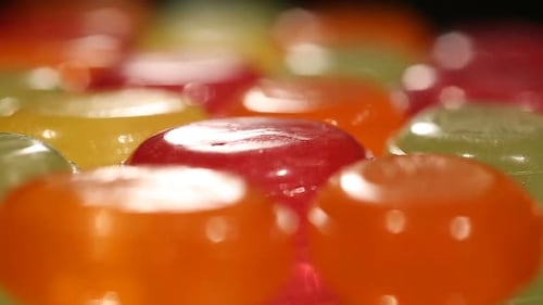 Bunte süße Bonbons bewegen sich auf Produktionslinie, Süßwarenfabrik, Industrie