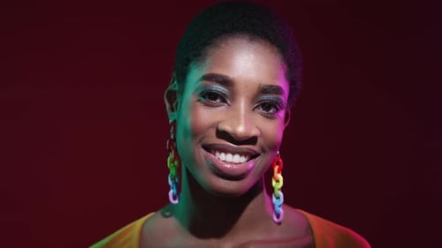 Sourire Beauté Néon Lumière Visage Femme Heureuse Lumineux