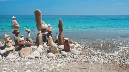 Konzept von Balance und Harmonie. - Stone Stacks on the Beach
