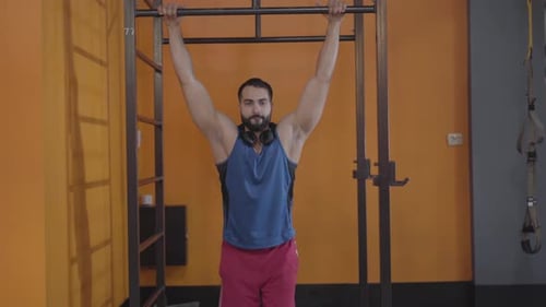 Training eines gutaussehenden jungen Mannes aus dem Nahen Osten im Fitnessstudio