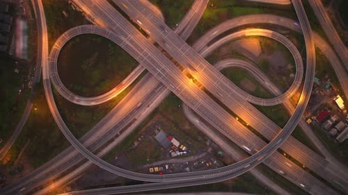 4K : Vue aérienne par Drone Hyperlapse de la route de jonction à plusieurs niveaux de l'autoroute.