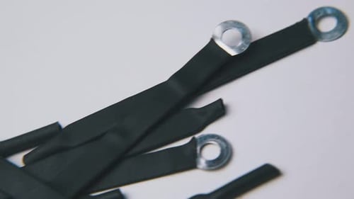 Détails pour les tubes de contraction thermique sur fond blanc