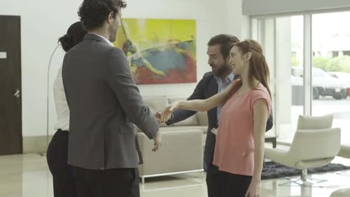 Kunden geben Unternehmensberatern in der Lobby die Hand