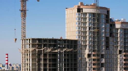 Konstrukteure, die auf der Baustelle arbeiten, Wohnsiedlung, Arbeit mit Betonschweißgerät