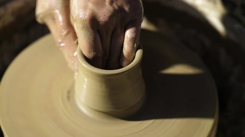 Création d'un pot ou d'un vase en argile blanche
