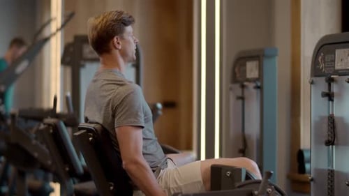 Treinamento estrito de homem fitness na academia. Esportista fazendo leg press no Sport Club