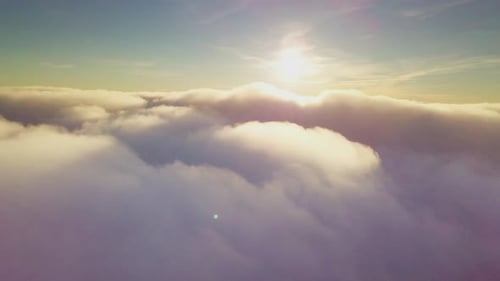 Drohne fliegt in den Wolken