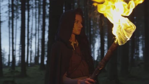 Femme dans la forêt