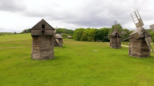 Traditionelle ukrainische historische Holzwindmühlen