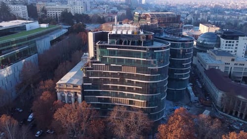 Construcción moderna de edificios de vidrio en el centro de la ciudad