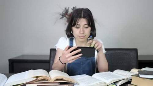 Junge Dame Telefon zeigen