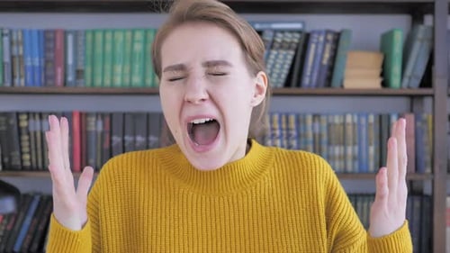 Femme en colère mal à l'aise