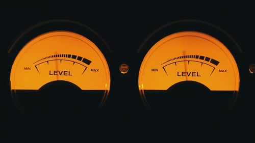 Dos indicadores de flecha analógicos del nivel de señal de sonido en estilo estéreo vintage