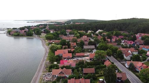 Zentrum der kleinen Stadt Nida mit roten Dächern, Ferienort Litauen, Region Neringa