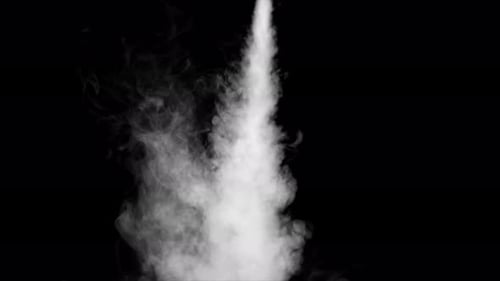 Weicher Nebel in Zeitlupe auf dunklem Hintergrund