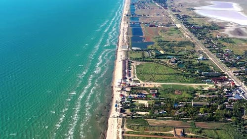 Wunderschöner Flug im Sommer über den Strand. Menschen ruhen sich in der Nähe des Meeres aus.
