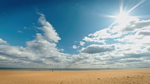 Zeitraffer Sandstrand mit Wolken