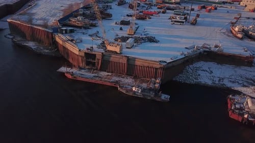 Draufsicht auf das Laden von Seeschiffen im Winter