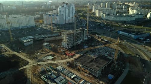 Flug über Stadtblöcke. Mehrstöckige Gebäude und Baustelle.