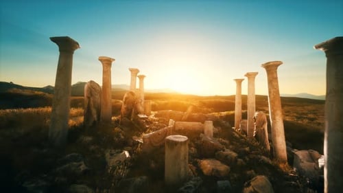 Ruines du vieux temple romain au coucher du soleil