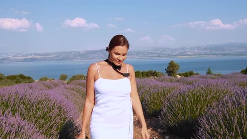 Mujer caminando en el campo de lavanda