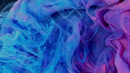 Wolke aus seidiger Tinte in Wasser isoliert auf schwarzem Hintergrund