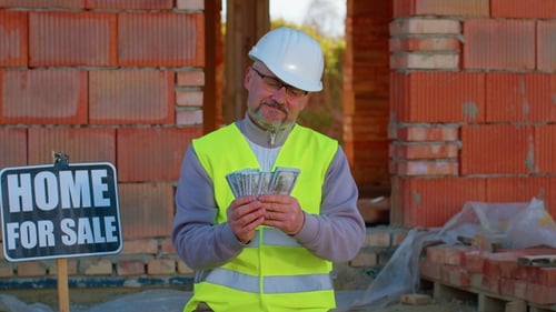 Un architecte agent immobilier Happy Rich vend un nouvel homme de service à domicile en uniforme avec un revenu en espèces