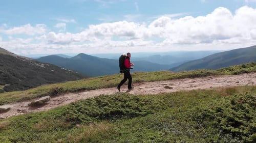 Vue aérienne d'un photographe voyageur avec sac à dos escaladant une chaîne de montagnes